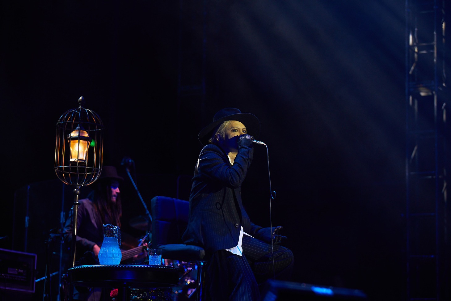 HYDE「HYDE ACOUSTIC CONCERT TOUR 2018 -黒ミサ ASIA-」上海公演の様子。