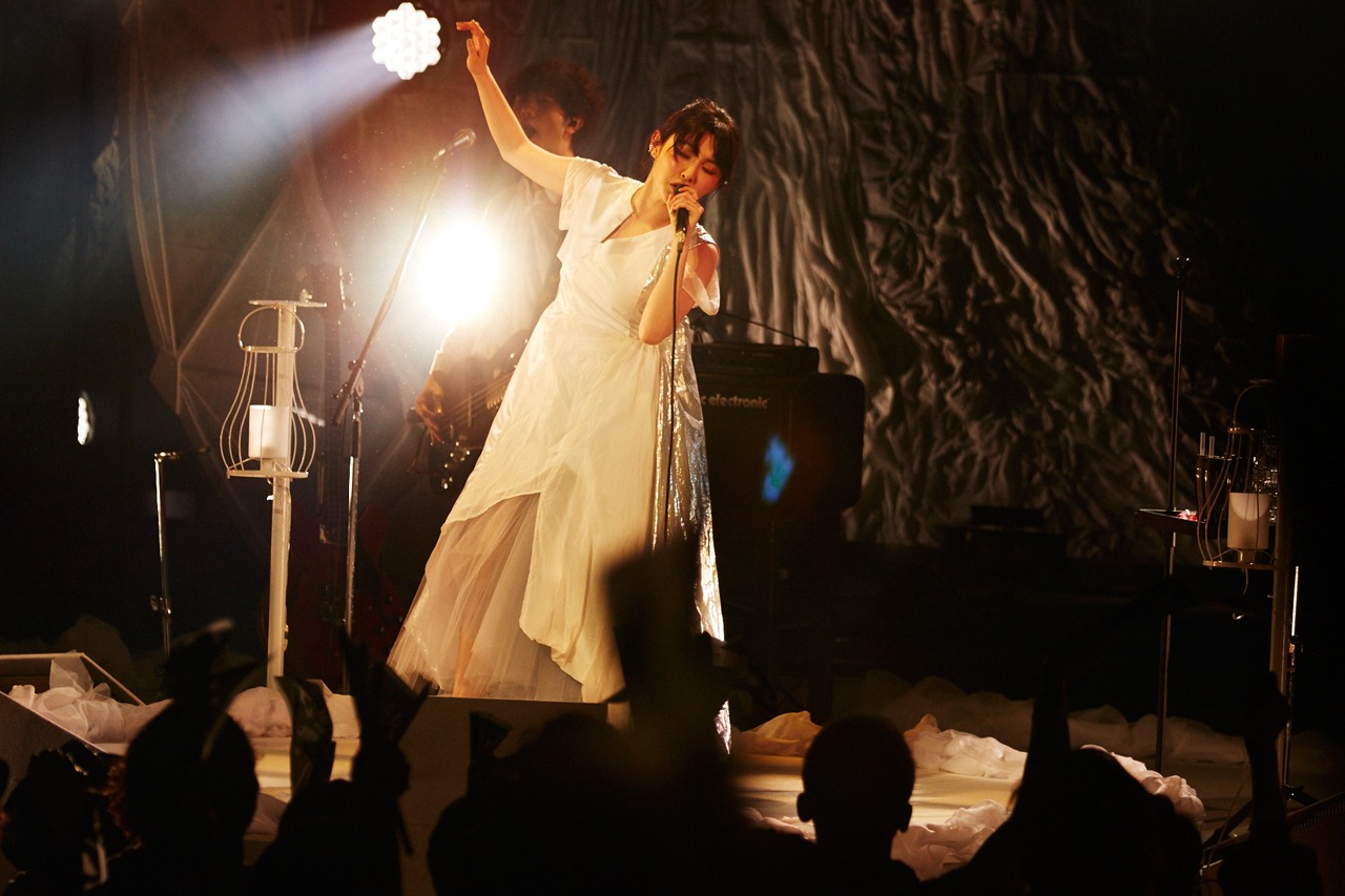 家入レオ「家入レオ 6th Live Tour 2018 ～TIME～」東京・オリンパスホール八王子公演の様子。（撮影：高村佑介）