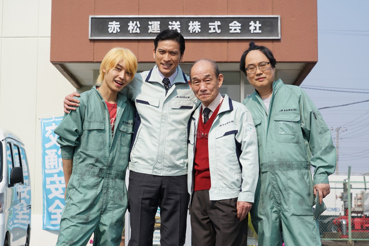 映画「空飛ぶタイヤ」のメイキングスチール写真。