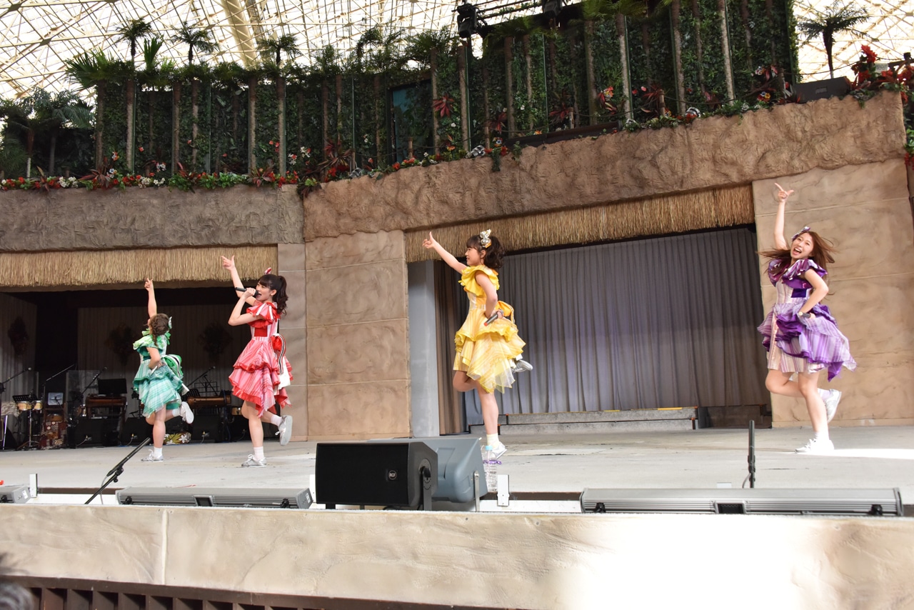 「チームしゃちほこ、もう一つのハワイ！～スパリゾートハワイアンズLIVE～」の様子。