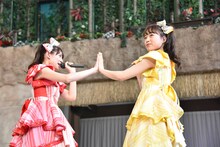 左から秋本帆華、伊藤千由李。