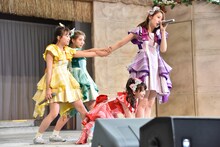 「チームしゃちほこ、もう一つのハワイ！～スパリゾートハワイアンズLIVE～」の様子。