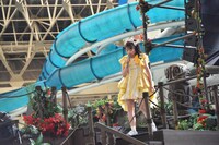 プールで泳ぐ家族連れを盛り上げステージへと戻ってくる伊藤千由李。