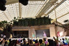 「チームしゃちほこ、もう一つのハワイ！～スパリゾートハワイアンズLIVE～」の様子。