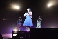 新曲「好きといわせてもらってもいいですか？」をアカペラで歌い始める小山ひな。