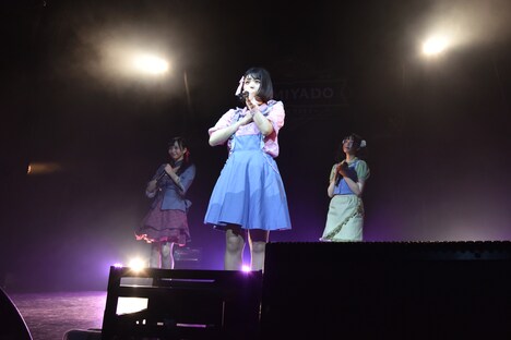 新曲「好きといわせてもらってもいいですか？」をアカペラで歌い始める小山ひな。