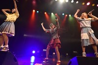 全力でフロアを煽る羽島みき、一ノ瀬みか、羽島めい（左から）。