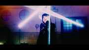 綾野ましろ、レーザーライト飛び交う新曲「衝動」MV