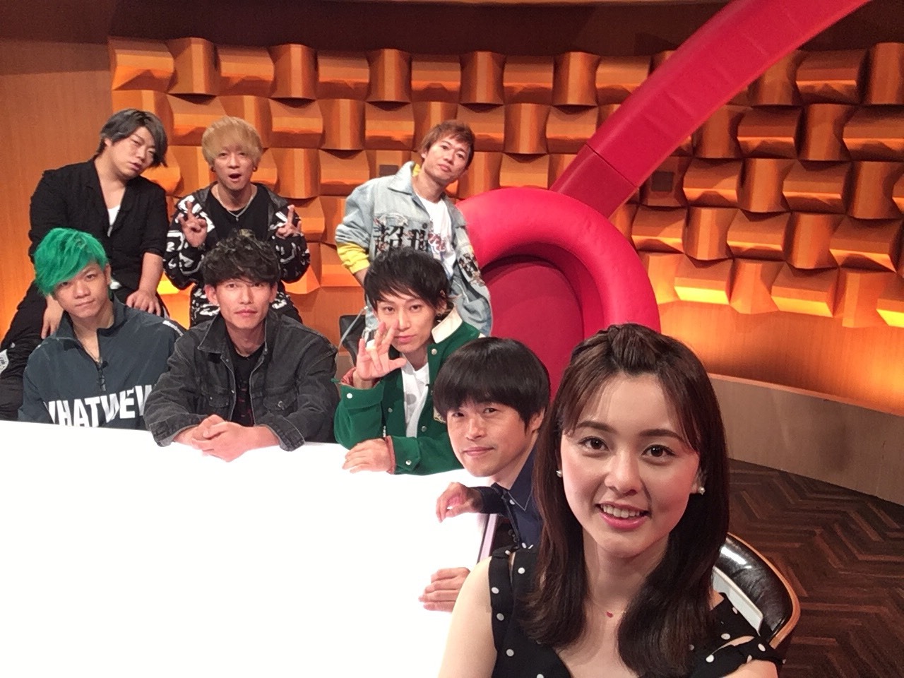UVERworldと佐藤梨那アナウンサー。