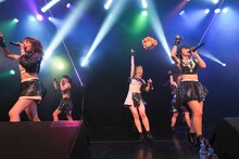 「アップアップガールズ（仮）7周年ツアー～Still Goes On!!～」の様子。（撮影：土屋恵介）