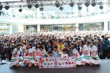 記念撮影を行う私立恵比寿中学。（写真提供：SMEレコーズ）