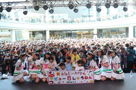 記念撮影を行う私立恵比寿中学。（写真提供：SMEレコーズ）