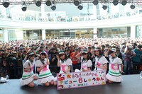 記念撮影を行う私立恵比寿中学。（写真提供：SMEレコーズ）