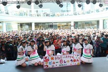 記念撮影を行う私立恵比寿中学。（写真提供：SMEレコーズ）