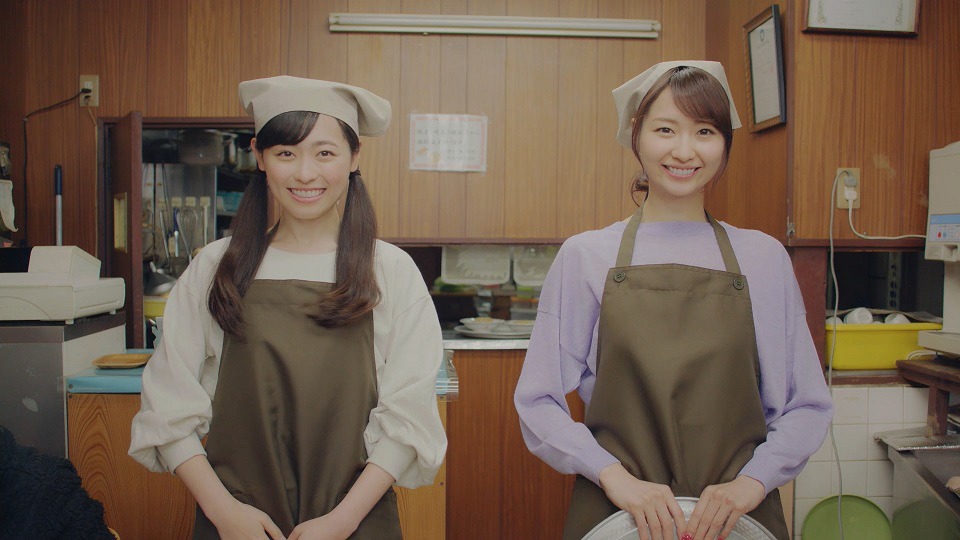福原遥×戸松遥「It's Show Time!!」MVのワンシーン。