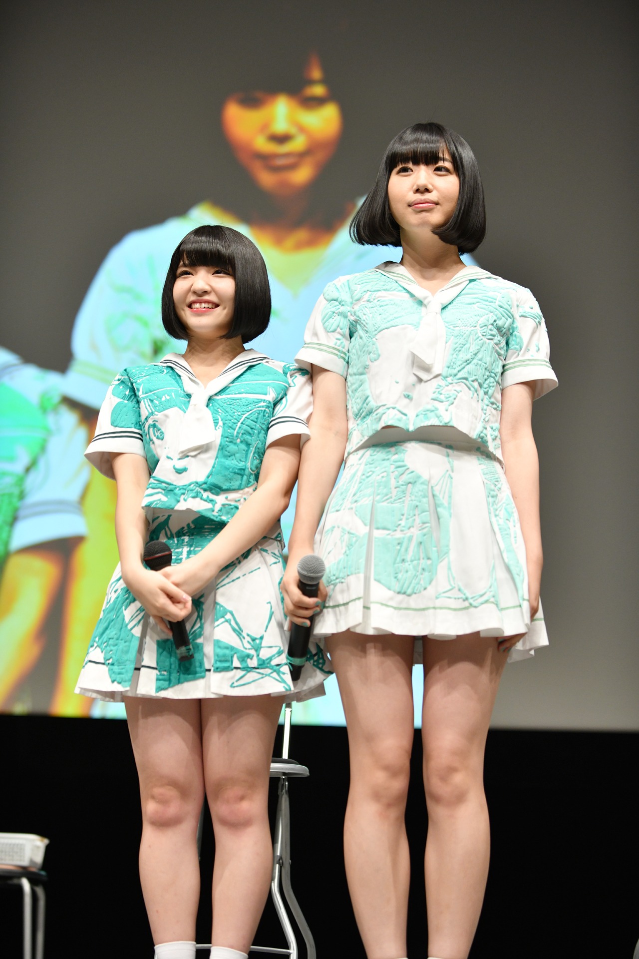 「マトリョーシカみたい」と根本凪（左）と夢眠ねむ（右）。