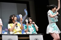 利きコーヒーに成功し大喜びで飛び上がる夢眠ねむ（右）。