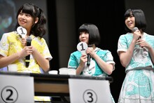 初の“神”イベントに挑む鹿目凛（左）と根本凪（中央）。