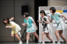 どうしてもフライングしてしまう鹿目凛（左端）。