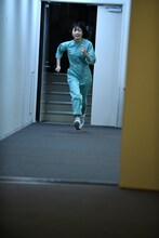 大人げないダッシュでトップを狙う夢眠ねむ。