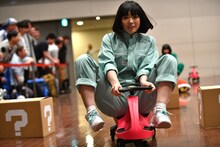 カートで激走する夢眠ねむ。