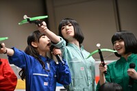 ぐいぐい割り込む夢眠ねむ（中央）。