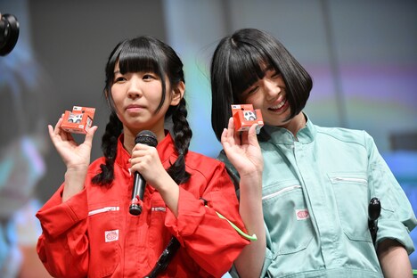 パジェロのチョロQをもらった古川未鈴（左）と夢眠ねむ（右）の優勝未経験コンビ。