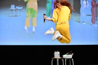 飛び跳ねて喜ぶ成瀬瑛美。