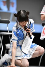 モケーレムベンベの大きさを説明する藤咲彩音。