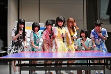 「免許を持ってりゃチョロいよね？一発逆転!!チョロQ駐車対決」で競い合うでんぱ組.inc。