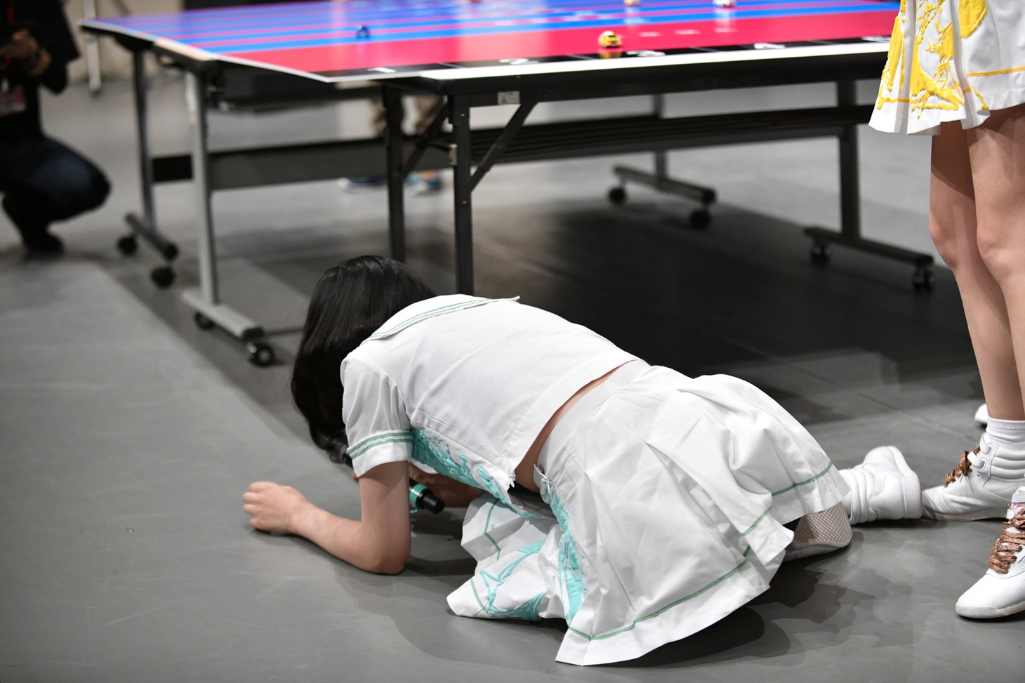 チョロQのクラッシュで早々にトップ戦線から離れうなだれる夢眠ねむ。