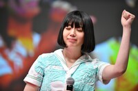 覇気のないガッツポーズで締めくくる夢眠ねむ。