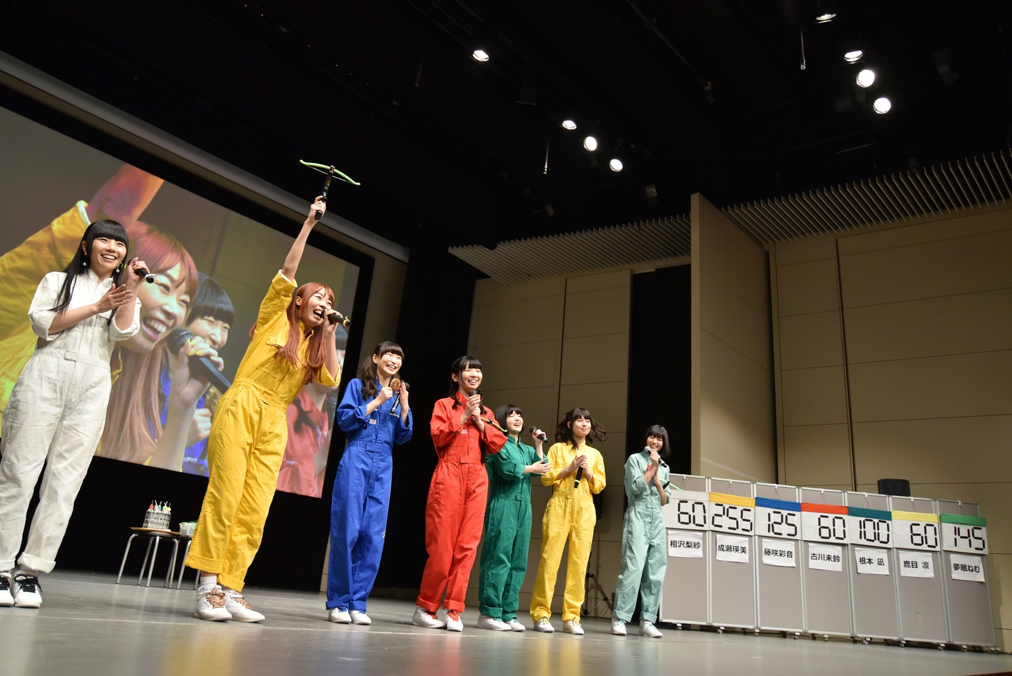 逆転優勝した成瀬瑛美（左から2番目）。