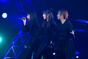 BiSH。左からハシヤスメ・アツコ、アユニ・D、モモコグミカンパニー。（撮影：釘野孝宏）