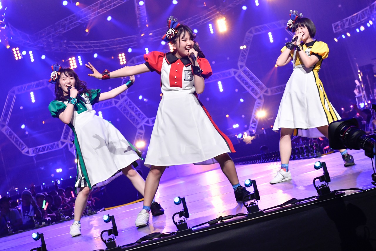 ばってん少女隊。左から希山愛、上田理子、春乃きいな。（撮影：古渓一道）