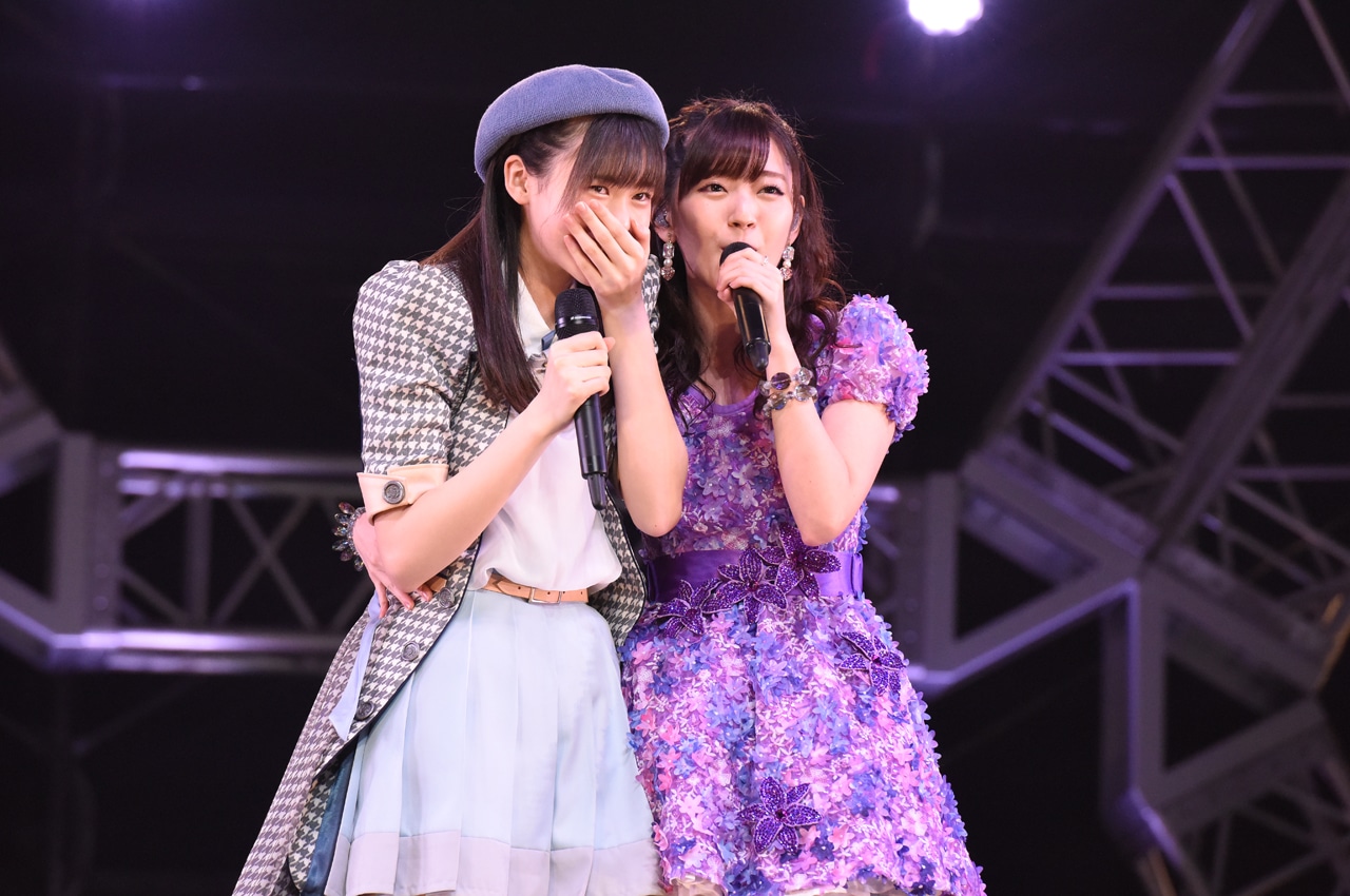 LaLuceの阿部菜々実（左）と“ビバラドッキリ”で登場した鈴木愛理（右）。（撮影：釘野孝宏）