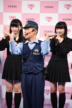 アイドルグループの=LOVEに“サイレンポーズ”をレクチャーする柳沢慎吾（中央）。