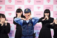 柳沢慎吾（写真中央）の手の柔らかさに驚く=LOVE。