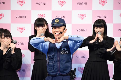 指の柔らかさを見せる柳沢慎吾（中央）。