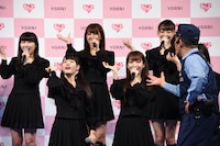 =LOVEに指導する柳沢慎吾（写真右端）。