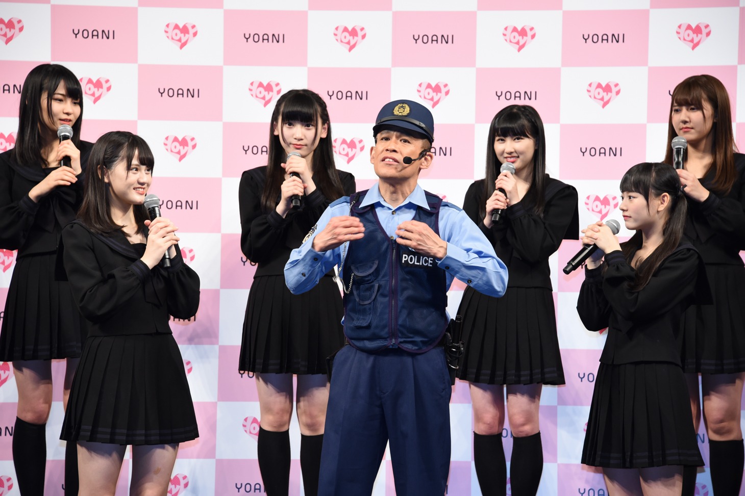 柳沢慎吾の話を真剣に聞く=LOVEの面々。