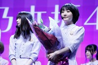 人気画像5位は「乃木坂46生駒里奈ラスト握手会に3万5000人集結『最高のメンバーに出会えた』」より、左から齋藤飛鳥、生駒里奈。