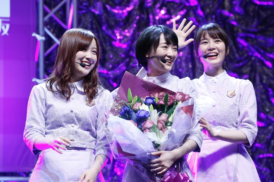 人気画像2位は「乃木坂46生駒里奈ラスト握手会に3万5000人集結『最高のメンバーに出会えた』」より、左から星野みなみ、生駒里奈、生田絵梨花。