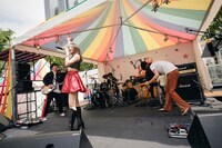 吉川友のライブの様子。（撮影：山川哲矢）