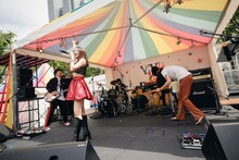 吉川友のライブの様子。（撮影：山川哲矢）