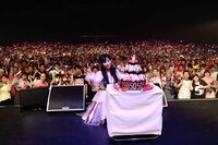 ファンと記念撮影する中川翔子。（撮影：外山繁）