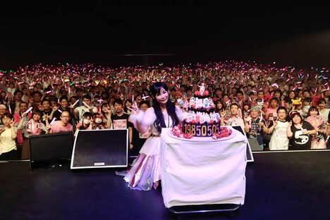 ファンと記念撮影する中川翔子。（撮影：外山繁）