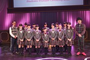 「さくら学院 2018年度 ~転入式~」での集合写真。(写真提供:アミューズ)