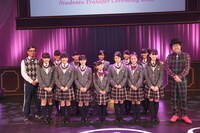 「さくら学院 2018年度 ～転入式～」での集合写真。（写真提供：アミューズ）