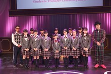 「さくら学院 2018年度 ～転入式～」での集合写真。（写真提供：アミューズ）